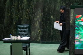 فرزانه صادق مالواجرد، وزیر راه و شهرسازی در صحن علنی مجلس - ۱۹ آبان، نوبت اول بررسی عملکرد یکساله دولت در اجرای برنامه هفتم‌ توسعه با حضور وزرای اقتصادی دولت