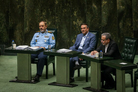 سید عباس عراقچی، وزیر امور خارجه و عزیز نصیرزاده، وزیر دفاع و پشتیبانی نیروهای مسلح در صحن علنی در مجلس - ۱۹ آبان، نوبت دوم بررسی عملکرد یکساله دولت در اجرای برنامه هفتم‌ توسعه