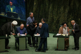 سید اسماعیل خطیب، وزیر اطلاعات، اسکندر مؤمنی، وزیر کشور و  امین‌حسین رحیمی، وزیر دادگستری در صحن علنی مجلس - ۱۹ آبان، نوبت دوم بررسی عملکرد یکساله دولت در اجرای برنامه هفتم‌ توسعه