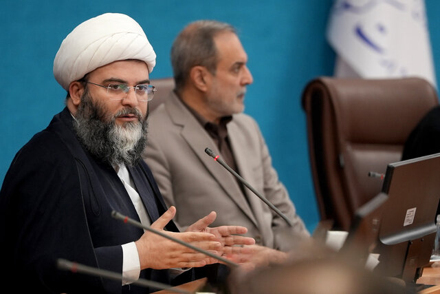 روحانیان می‌توانند فراتر از پیش‌نمازی عمل کنند