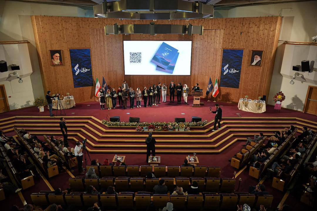 رونمایی کتاب «همه جا همین طور است» برگزار شد