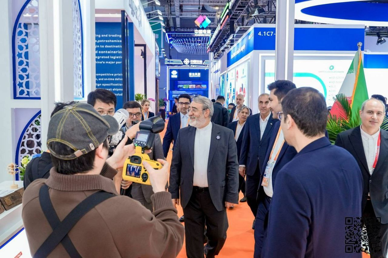 بازدید سفیر ایران در چین از غرفه کالاهای ایرانی در نمایشگاه واردات شانگهای 