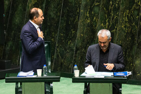 سیدعلی مدنی‌زاده، وزیر امور اقتصادی و دارایی، غلامرضا نوری قزلجه، وزیر جهاد کشاورزی در صحن علنی مجلس - ۲۰ آبان