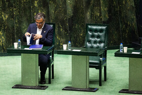 محمدرضا فرزین، رئیس بانک مرکزی جمهوری اسلامی ایران صحن علنی مجلس - ۲۰ آبان