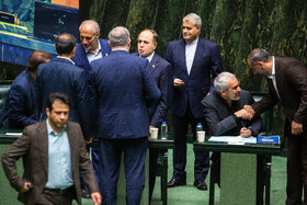 سیدعلی مدنی‌زاده، وزیر امور اقتصادی و دارایی، غلامرضا نوری قزلجه، وزیر جهاد کشاورزی در صحن علنی مجلس - ۲۰ آبان