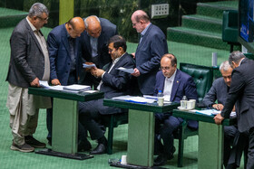 سیدعلی مدنی‌زاده، وزیر امور اقتصادی و دارایی، غلامرضا نوری قزلجه، وزیر جهاد کشاورزی و احمد دنیامالی، وزیر ورزش و جوانان در صحن علنی مجلس - ۲۰ آبان