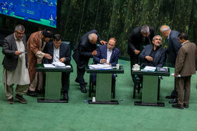 سیدعلی مدنی‌زاده، وزیر امور اقتصادی و دارایی، غلامرضا نوری قزلجه، وزیر جهاد کشاورزی و احمد دنیامالی، وزیر ورزش و جوانان در صحن علنی مجلس - ۲۰ آبان