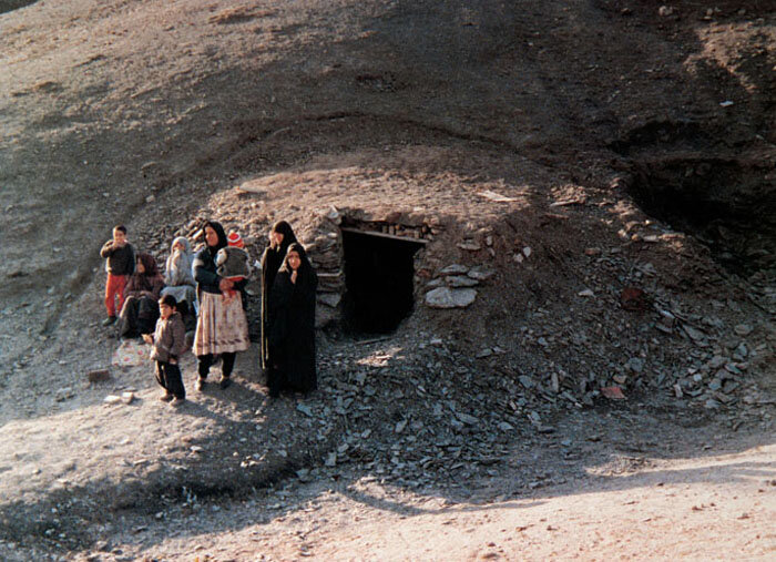 زنان و پناهگاههای بیابانی؛ عکاس: هوشنگ صالحی پور در پناه کوه؛ روایت زنانه از جنگ