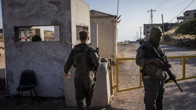 سربازان اسرائیلی در ایست بازرسی در قنیطره سوریه، ۱۱ ژوئن ۲۰۲۵ لوموند: اسرائیل با جنوب سوریه مانند کرانه باختری برخورد میکند