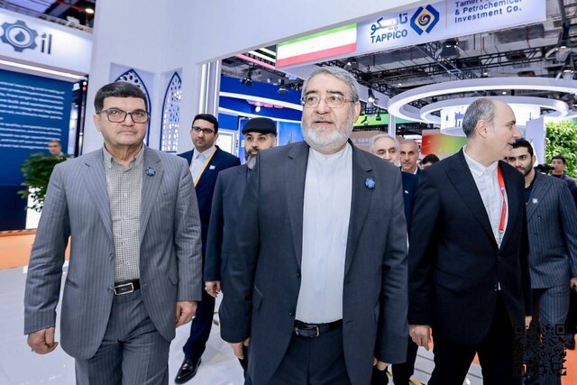 بازدید سفیر ایران در چین از غرفه کالاهای ایرانی در نمایشگاه واردات شانگهای 