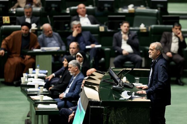 مجلس در تصویب بودجه‌ به فکر معیشت جامعه باشد/حق نداریم برای مردم قیافه بگیریم/هرکس نمی‌خواهد خدمت کند از دولت برود