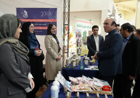 بازدید بهروز خلیلی معاون امور اقتصادی استاندار اردبیل از غرفه جهاددانشگاهی در نمایشگاه توانمندی بانوان و کسب و کارهای خانگی استان اردبیل(روایت روشنایی)