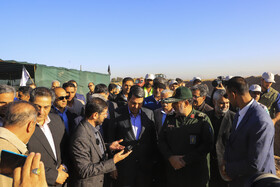 محمدعلی طالبی، استاندار کرمان و سردار محمدعلی نظری، فرمانده سپاه ثارالله استان در مراسم پایان عملیات لوله‌گذاری طرح انتقال آب به شهرهای شمالی استان کرمان