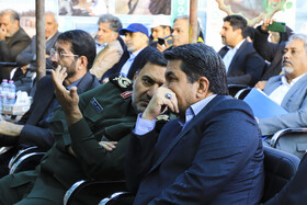 محمدعلی طالبی، استاندار کرمان و سردار محمدعلی نظری، فرمانده سپاه ثارالله استان در مراسم پایان عملیات لوله‌گذاری طرح انتقال آب به شهرهای شمالی استان کرمان