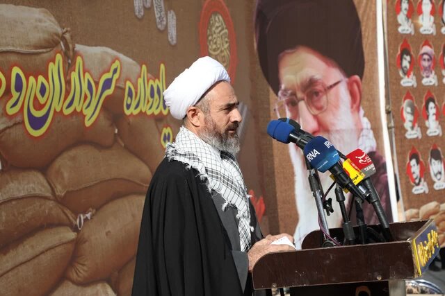 امام جمعه ایلام: دشمنان در جنگ نرم به دنبال فراموش شدن آرمان شهدا هستند