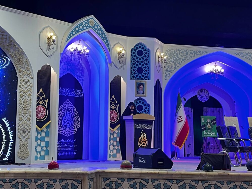 در «اجلاس زنان عاشورایی» در مشهد مطرح شد:
                                 تأکید بانوان اندیشمند بر نقش آگاهی و صبر در هویت زن مسلمان