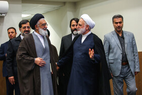 حجت الاسلام و المسلمین غلامحسین محسنی اژه‌ای رئیس قوه قضائیه و آیت الله سعیدی تولیت حرم حضرت فاطمه معصومه(س) در شورای اداری استان قم با حضور رییس قوه قضاییه