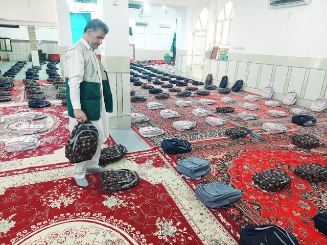 تصویر آرشیوی است توزیع لوازمالتحریر بین دانشآموزان احسانپذیر راسک