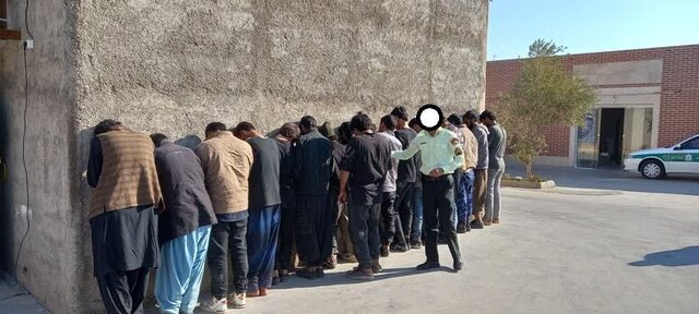 توقیف خودرو ون با ۱۷ تبعه بیگانه در آرادان