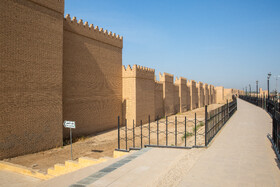 دیوارهای بازسازی و نوسازی شده بیرونی شهر باستانی بابل عراق