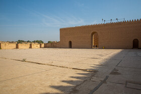 محوطه داخلی مشرف به تالار تاج و تخت در شهر بازسازی و نوسازی شده بابل عراق