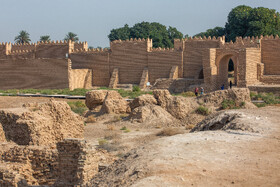 شهر بازسازی و نوسازی شده بابل در کنار بقایای شهر باستانی اصلی