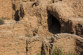 استفاده از آجر و ملات قیر به صورت لایه لایه در ساختمان سازی شهر باستانی بابل که موجب استحکام بیشتر در ساختمان شده است.