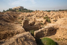 بقایای ساختمان های اصلی گلی شهر باستانی بابل عراق