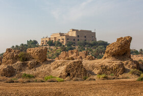 کاخ صدام بر فراز بقایای شهر اصلی و باستانی بابل و در محدوده گردشگری این شهر ساخته شده است.