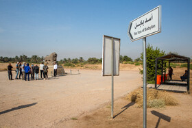 بازدید گردشگران خارجی از شیر سنگی بابل در شهر باستانی بابل عراق