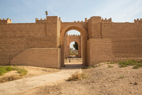 یکی از ورودی های بازسازی و نوسازی شده شهر باستانی بابل عراق