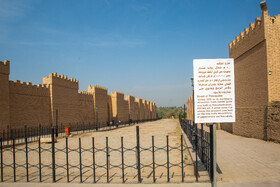 جاده پادشاهی(موکب) که دارای آسفالت با قدمت 9 هزار ساله است و از بیرون به سمت دروازه ایشتار ورودی شهر باستانی بابل امتداد دارد.