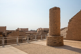 ستون های دروازه ورودی ایشتار در شهر باستانی بابل عراق