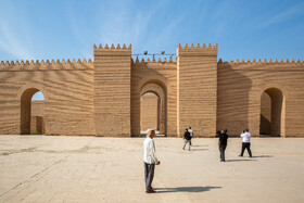 بازدید گردشگران از محوطه شهر بازسازی و نوسازی شده بابل عراق