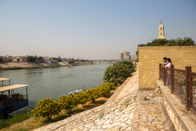 خیابان متنبی در حاشیه رود دجله در بغداد واقع شده است.