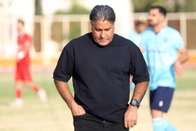 قاسم شهبا سرمربی مس شهربابک در دیدار بعثت کرمانشاه و مس شهر بابک در لیگ دسته اول فوتبال