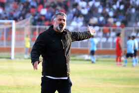 ابراهیم اشکش سرمربی تیم بعثت کرمانشاه در دیدار بعثت کرمانشاه و مس شهر بابک در لیگ دسته اول فوتبال