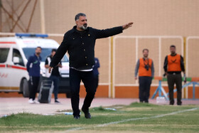 ابراهیم اشکش سرمربی تیم بعثت کرمانشاه در دیدار بعثت کرمانشاه و مس شهر بابک در لیگ دسته اول فوتبال