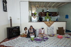 پاک کردن زعفران در خانه، مرحله‌ای مهم از فراوری محصول است.