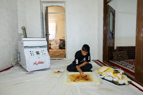 با کمک دستگاه خشک کن، خانواده‌ها گل‌های زعفران را به رشته های خشک  و آماده تبدیل می‌کنند. 