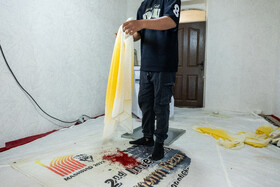 با کمک دستگاه خشک کن، خانواده‌ها گل‌های زعفران را به رشته های خشک  و آماده تبدیل می‌کنند. 