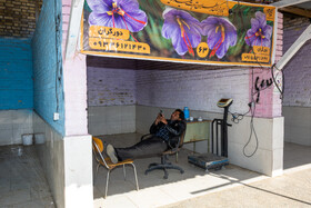 در برخی غرفه‌ها، افراد صبورانه منتظر ورود زعفران تازه‌اند؛ هر کسی میخواهد زعفران با کیفیت را تهیه کند.