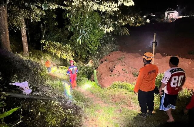 عکس: AP رانش زمین در اندونزی؛ ۲ کشته، ۲۱ مفقود و تخریب دهها خانه تاکنون