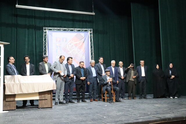 بزرگداشت پیشینه طنزنویسی و رونمایی از آثار نویسندگان محلی در استهبان برگزار شد 