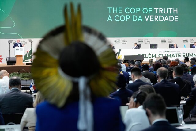 تجمع فعالان بومی در ورودیِ محل برگزاری «کاپ۳۰» در برزیل