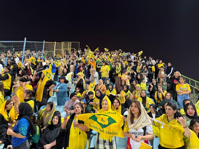 استقبال پرشور هواداران خانم آبادانی از بازی نفت - البرز