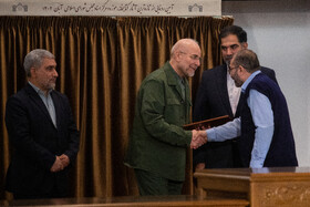 تقدیر از برگزیدگان توسط محمد باقر قالیباف در حاشیه مراسم گرامیداشت روز «کتاب، کتابخوانی و کتابدار»