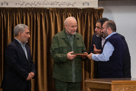 تقدیر از برگزیدگان توسط محمد باقر قالیباف در حاشیه مراسم گرامیداشت روز «کتاب، کتابخوانی و کتابدار»