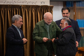 تقدیر از برگزیدگان توسط محمد باقر قالیباف در حاشیه مراسم گرامیداشت روز «کتاب، کتابخوانی و کتابدار»