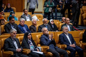 محمدرضا ظفرقندی، وزیر بهداشت، درمان و آموزش پزشکی، مسعود پزشکیان، رئیس جمهور، مرضیه وحید دستجردی دبیر ستاد ملی جمعیت و سید عباس صالحی، وزیر فرهنگ و ارشاد اسلامی در سومین رویداد جایزه ملی جوانی جمعیت